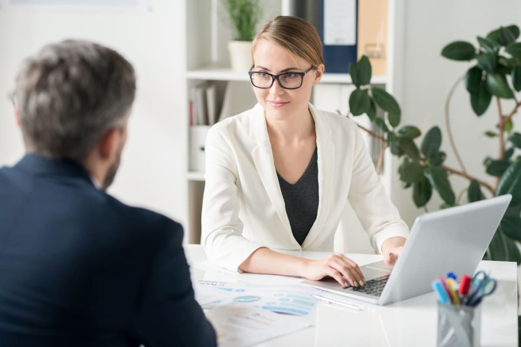 Обзор профессии эйчар (HR-менеджер) — зачем они нужны в компании, их обязанности, плюсы и минусы